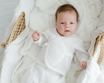 Baby Kimono 0-6 Monate. Neugeborenes Coming Home Outfit aus Baumwolle. Gender Neutral Kleidung Set