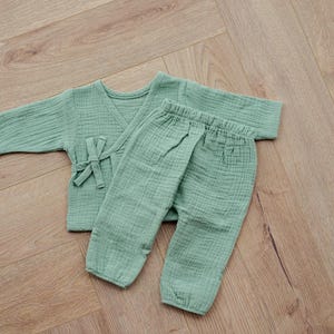 Newborn Coming Home Outfit: Muslin Shirt and Pants. Gender Neutral Baby Clothes. 100% Cotton Kimono from 0 to 6 months
