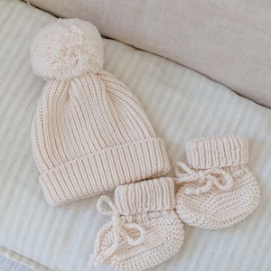 Nieuwe babycadeaumand | Coming Home-outfit voor pasgeborenen: gebreide babymuts en slofjes