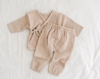 Neugeborenes Coming Home Outfit: Musselin Shirt und Hose. 100% Baumwolle Baby Kimono von 0 bis 6 Monaten. Gender Neutral Baby Kleidung Set
