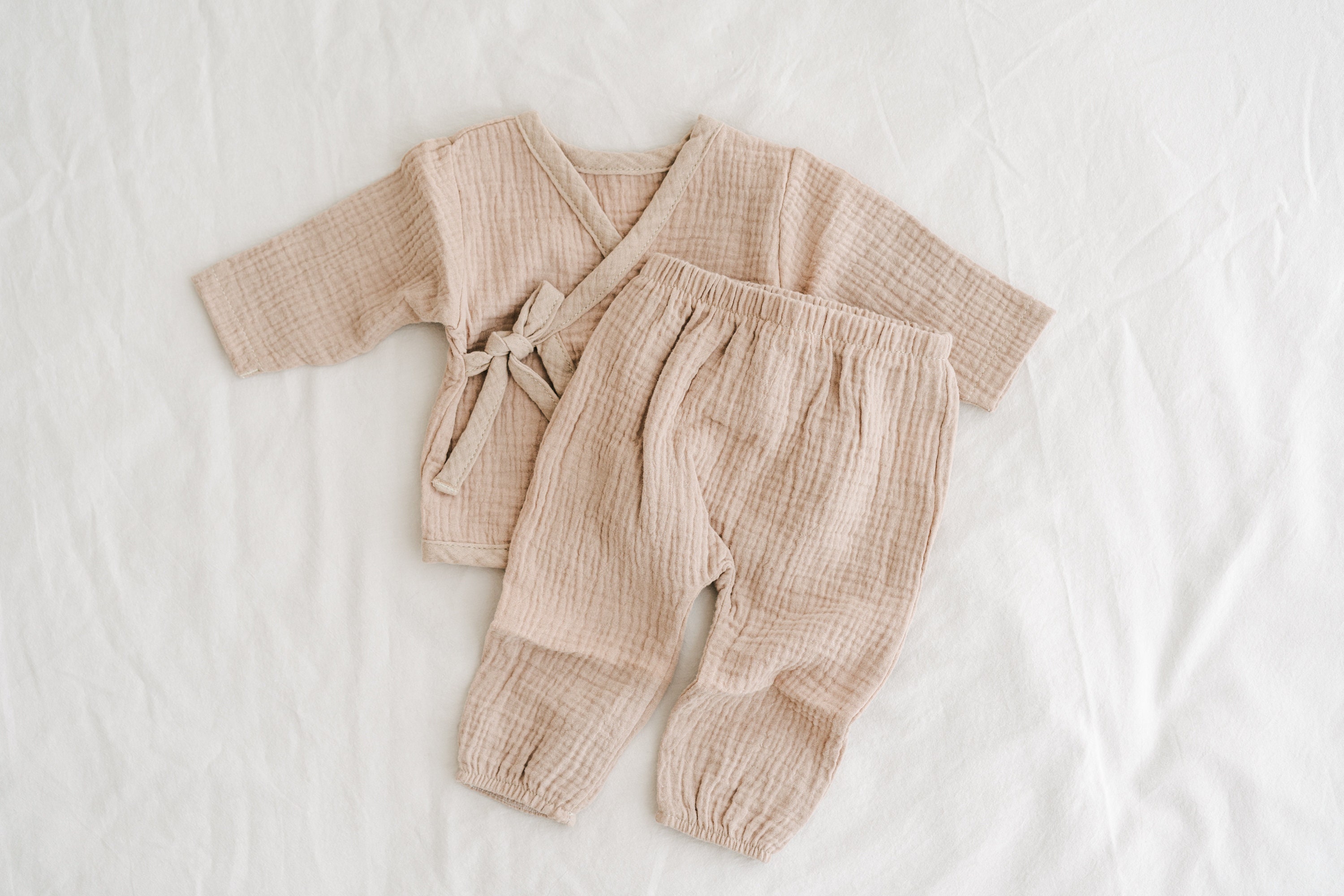 Newborn Coming Home Outfit: Muslin Shirt and Pants. 100% Cotton Baby Kimono from 0 to 6 months. Gender Neutral Baby Clothe Set