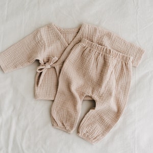 Newborn Coming Home Outfit: Muslin Shirt and Pants. Gender Neutral Baby Clothes. Organic Cotton Kimono from 0 to 6 months