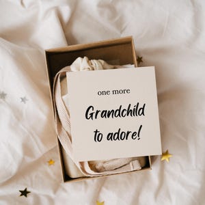 Anúncio de Gravidez: Mais um Neto para Adorar: caixa de presente, meias para recém-nascido e cartão de bebê. Basta adicionar um teste de gravidez ou ultrassom do bebê!