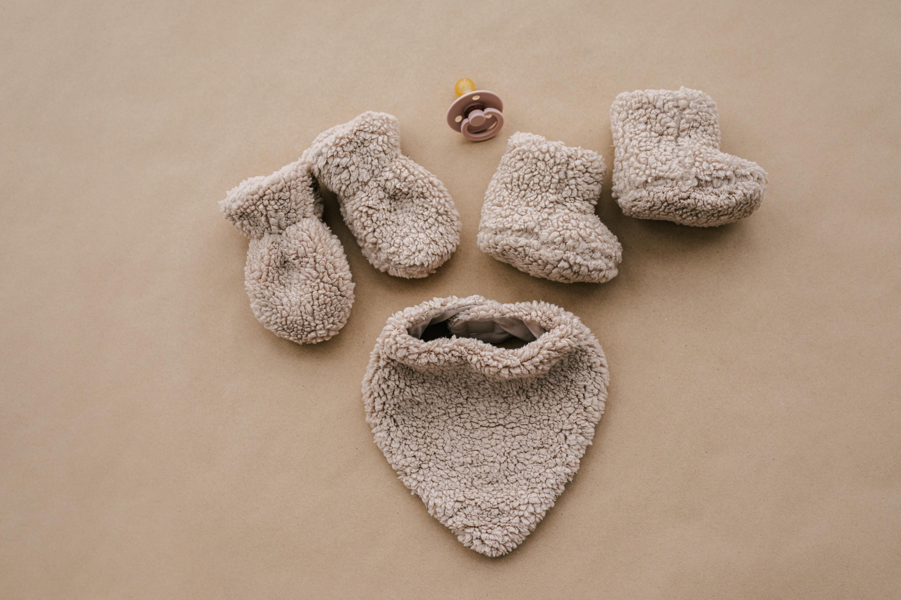 Baby Mittens, Booties, Socks and Bibs Set. Newborn Gender Neutral Winter Outfit 0-3 months