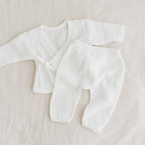 Newborn Coming Home Outfit: Muslin Shirt and Pants. Gender Neutral Baby Clothes. Organic Cotton Kimono from 0 to 6 months