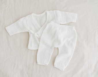 Newborn Coming Home Outfit: Muslin Shirt and Pants. Gender Neutral Baby Clothes. Organic Cotton Kimono from 0 to 6 months