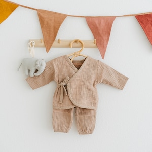 Newborn Coming Home Outfit: Organic Cotton Baby Kimono. Muslin Shirt and Pants. Gender Neutral Outfit from 0 to 6 months