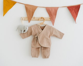 Newborn Coming Home Outfit: Organic Cotton Baby Kimono. Muslin Shirt and Pants. Gender Neutral Outfit from 0 to 6 months