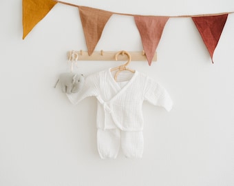 Neugeborenen Coming Home Outfit Musselin Baby Kimono. Baumwollhemd und Unterhose. Gender Neutrales Outfit von 0 bis 6 Monaten
