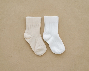 Set pasgeboren sokken, 4 st. Katoenen babysokjes in aardeneutrale kleuren. Genderneutrale outfit