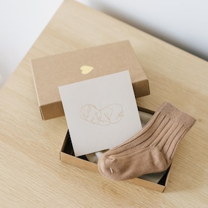 Pregnancy Announcement to Husband, Parents and Friends: gift box, newborn socks, cotton bag and greeting card