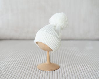 Gebreide pasgeboren muts met pompon | Genderneutrale komende outfit 0-3 maanden