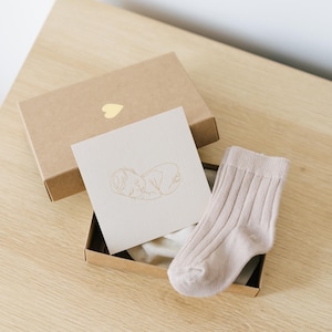 Pregnancy Announcement Gift Box to Husband, Parents and Friends: newborn socks, cotton bag and greeting card