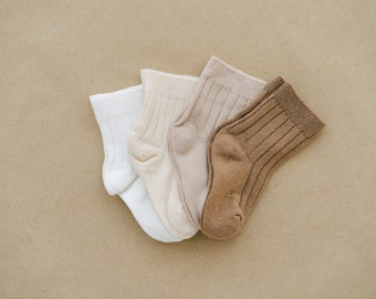 Set pasgeboren sokken, 4 st. Katoenen babysokjes in aardeneutrale kleuren. Genderneutrale outfit