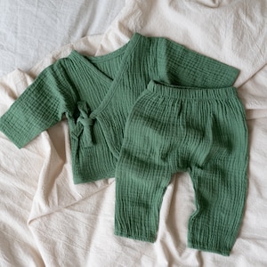 Newborn Coming Home Outfit: Organic Cotton Baby Kimono. Muslin Shirt and Pants. Gender Neutral Outfit from 0 to 6 months