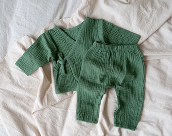 Neugeborenen Coming Home Outfit: Baby Kimono aus 100% Baumwolle. Musselin Shirt und Hose. Gender Neutrales Outfit von 0 bis 6 Monaten