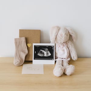 Boîte pour faire-part de grossesse au mari, aux parents et aux amis. Idée de révélation de grossesse : chaussettes pour nouveau-né, sac en coton et carte de femme enceinte