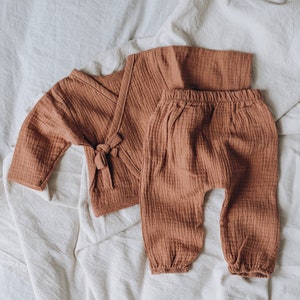 Newborn Coming Home Outfit: Organic Cotton Baby Kimono. Muslin Shirt and Pants. Gender Neutral Outfit from 0 to 6 months