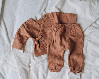 Neugeborenen Coming Home Outfit: Baby Kimono aus Bio Baumwolle. Musselin Shirt und Hose. Gender Neutrales Outfit von 0 bis 6 Monaten