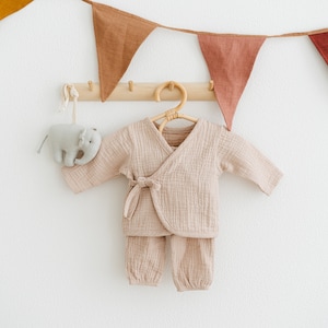 Newborn Coming Home Outfit: Organic Cotton Baby Kimono. Muslin Shirt and Pants. Gender Neutral Outfit from 0 to 6 months