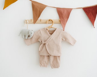 Neugeborenen Coming Home Outfit: Baby Kimono aus Bio Baumwolle. Musselin Shirt und Hose. Gender Neutrales Outfit von 0 bis 6 Monaten