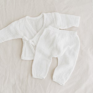 Newborn Coming Home Outfit: Muslin Shirt and Pants. Gender Neutral Baby Clothes. Organic Cotton Kimono from 0 to 6 months