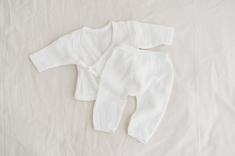 Newborn Coming Home Outfit: Muslin Shirt and Pants. Gender Neutral Baby Clothes. Organic Cotton Kimono from 0 to 6 months