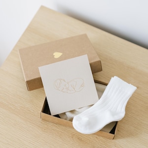 Pregnancy Announcement Gift Box to Husband, Parents and Friends: newborn socks, cotton bag and greeting card