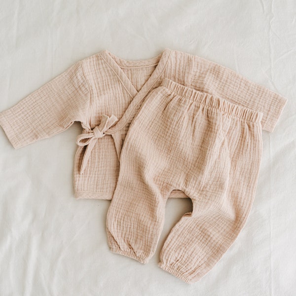 Neugeborenes Coming Home Outfit: Musselin Shirt und Hose. Geschlechtsneutrale Babykleidung. Kimono aus Bio-Baumwolle von 0 bis 6 Monaten