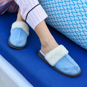 Pantoufles bleu clair Pantoufles pour femmes Pantoufles en cuir Pantoufles en peau de mouton Style Ugg Pantoufles chaudes Cuir véritable en daim Chaussures de maison faites à la main