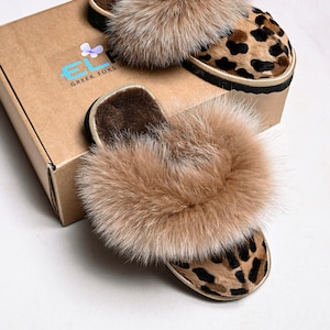 Multicolor Women&#39;s Pony Fur Slippers Flip Flops With Arctic Fox Fur Trim Non Slip Sole Warm Sheepskin Insole Warm Felted Wool Lining