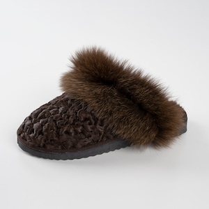 Pantoufles marron Pantoufles Karakul Pantoufles en fourrure naturelle Pantoufles pour femmes Pantoufles d&#39;Astrakhan Garniture en fourrure de renard Semelle intérieure en peau de mouton Doublure en laine mérinos