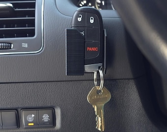 Dodge & Jeep Schlüsselanhänger Halter | Passend Ladegerät, Challenger, Durango, Dart, Reise, Chrysler 300 - Grand Cherokee | Smarter Schlüssel-Organizer