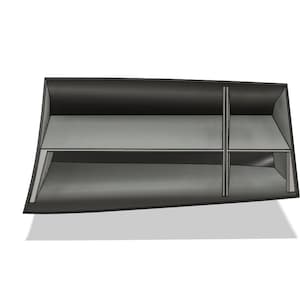 K&ouml;nnte beinhalten: Ein schwarzes, abgewinkeltes Regal mit zwei horizontalen Regalb&ouml;den und vertikalen Trennw&auml;nden. Das Regal hat einen Schatten darunter, was darauf hindeutet, dass es schwebt. Das Design ist schlicht und modern, geeignet f&uuml;r verschiedene Aufbewahrungsbed&uuml;rfnisse.