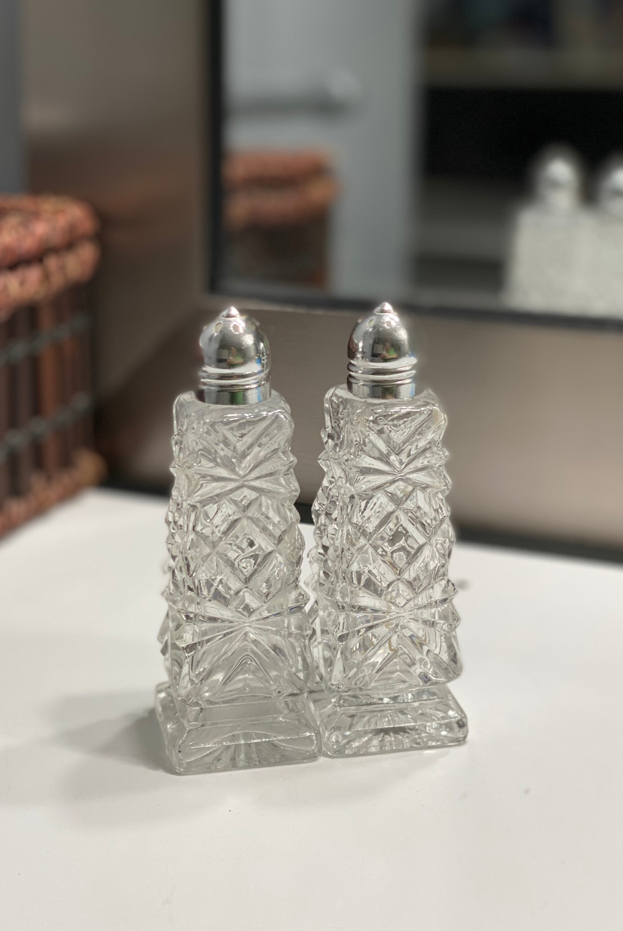 Vtg Pressed Cut Clear Glass Salt/pepper Shakers With Silver Etsy