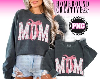 Mamá coqueta PNG: Diseño de camiseta universitaria con lazos rosas (archivo digital)