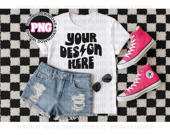 Weißes T-Shirt Mockup: Karierter Teppich, pinke Sneakers Mockup (Digitaler Download PNG Datei)