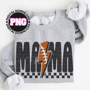 Mamá futbolista a cuadros PNG: Diseño de camiseta deportiva con rayo (descarga digital) imagen 2