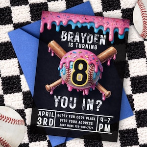 Puede incluir: Una invitación de cumpleaños con temática de béisbol, con una rosquilla en forma de pelota de béisbol y bates cruzados. La invitación dice "Brayden cumple 8, You In?" con detalles del evento. También se ven dos pelotas de béisbol y un sobre azul.