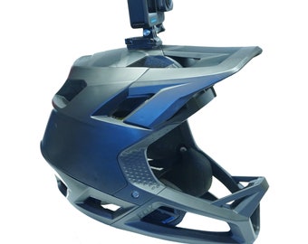 Könnte beinhalten: Ein schwarzer Integralhelm mit integriertem Visier und einer schwarzen Actionkamera, die oben montiert ist.