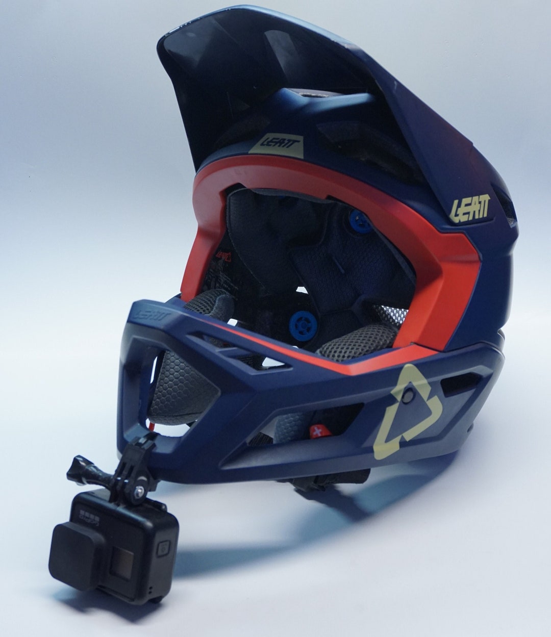 Supporto Per Mento Per Casco Da Moto – Kit Di Montaggio A Farfalla Per Action Cam, Compatibile Con GoPro E OSMO, Angolazione Regolabile (Blu)