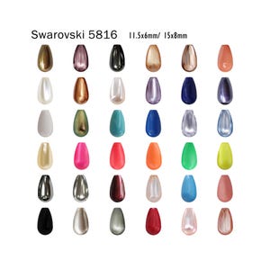Puede incluir: Una colección de cuentas Swarovski 5816 en forma de lágrima, en varios colores. Las cuentas miden aproximadamente 11,5 mm x 6 mm y 15 mm x 8 mm. Los colores incluyen oro, negro, blanco, rosa, rojo, naranja, verde, azul y perla.