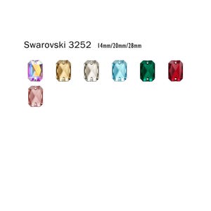 Pode incluir: Conjunto de cristais Swarovski 3252 em várias cores e tamanhos, incluindo azul claro, verde, vermelho, dourado e transparente. Os cristais são de forma retangular e têm um design facetado. O texto "Swarovski 3252 14mm/20mm/28mm" é exibido acima dos cristais.