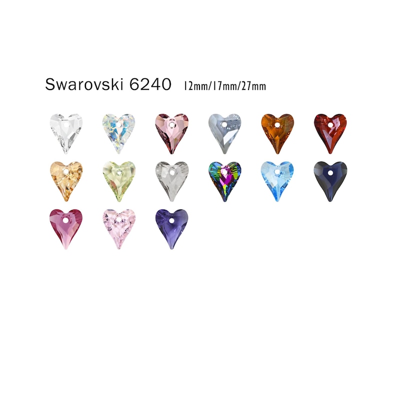 Op de afbeelding: Assortiment van Swarovski 6240 kristallen hart hangers in verschillende kleuren en maten, waaronder 12 mm, 17 mm en 27 mm.