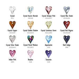 Op de afbeelding: Assortiment van hartvormige kristallen kralen in verschillende kleuren, waaronder helder, blauw, roze, groen, rood en zilver. Elke kraal heeft een gat om op te rijgen en is gelabeld met een kleurnaam en code.