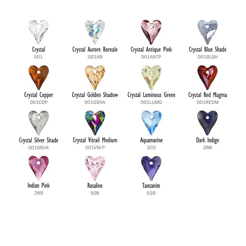 Op de afbeelding: Assortiment van hartvormige kristallen kralen in verschillende kleuren, waaronder helder, blauw, roze, groen, rood en zilver. Elke kraal heeft een gat om op te rijgen en is gelabeld met een kleurnaam en code.