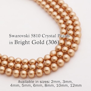 Könnte beinhalten: Nahaufnahme von hellgoldenen Swarovski 5810 Kristallperlen. Das Bild zeigt mehrere Stränge der runden Perlen. Der Text auf dem Bild lautet: "Swarovski 5810 Crystal Pearls in Bright Gold (306)." Verfügbare Größen sind 2 mm, 3 mm, 4 mm, 5 mm, 6 mm, 8 mm, 10 mm und 12 mm.
