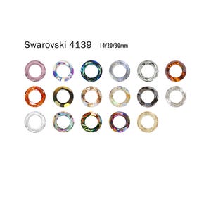 Puede incluir: Surtido de 18 anillos de cristal Swarovski en varios colores y acabados, incluyendo transparente, iridiscente y opaco. Los anillos están etiquetados "Swarovski 4139 14/20/30mm".