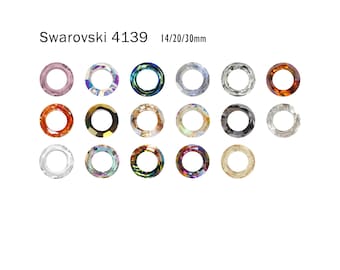 Könnte beinhalten: Sortiment von 18 Swarovski Kristallringen in verschiedenen Farben und Ausführungen, darunter klar, schillernd und undurchsichtig. Die Ringe sind mit "Swarovski 4139 14/20/30mm" gekennzeichnet.