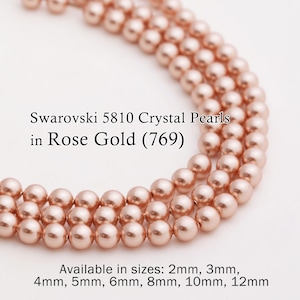 Puede incluir: Primer plano de perlas de cristal Swarovski 5810 en oro rosa. La imagen muestra múltiples hilos de perlas, con el texto "Swarovski 5810 Crystal Pearls in Rose Gold (769)" y opciones de tamaño de 2 mm a 12 mm.